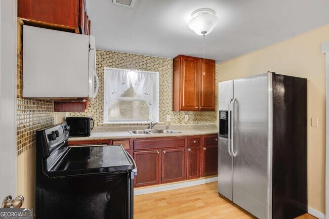 Building Photo - 695 Trout St