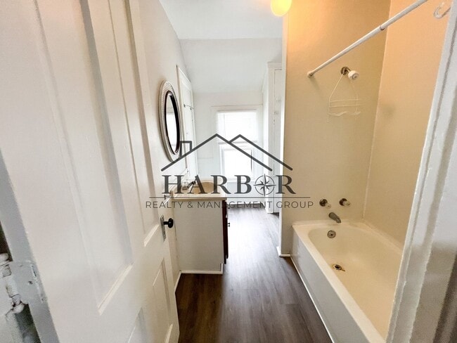 Building Photo - Large Renovated Studio! - SPECIAL! 1 Month Free