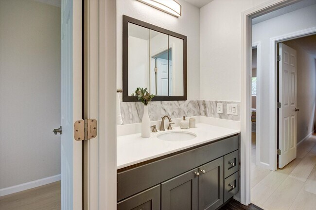 Building Photo - Sunnyvale Meadows Condo