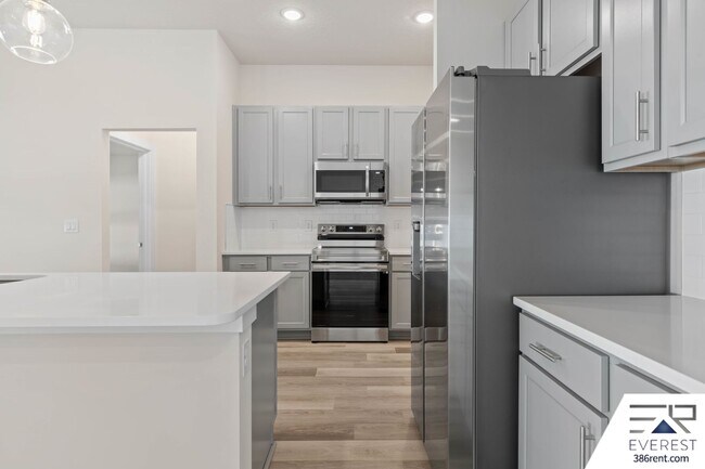 Building Photo - FULLY FENCED, UPGRADED 3/2/2 IN DESIRABLE PINE GROVE