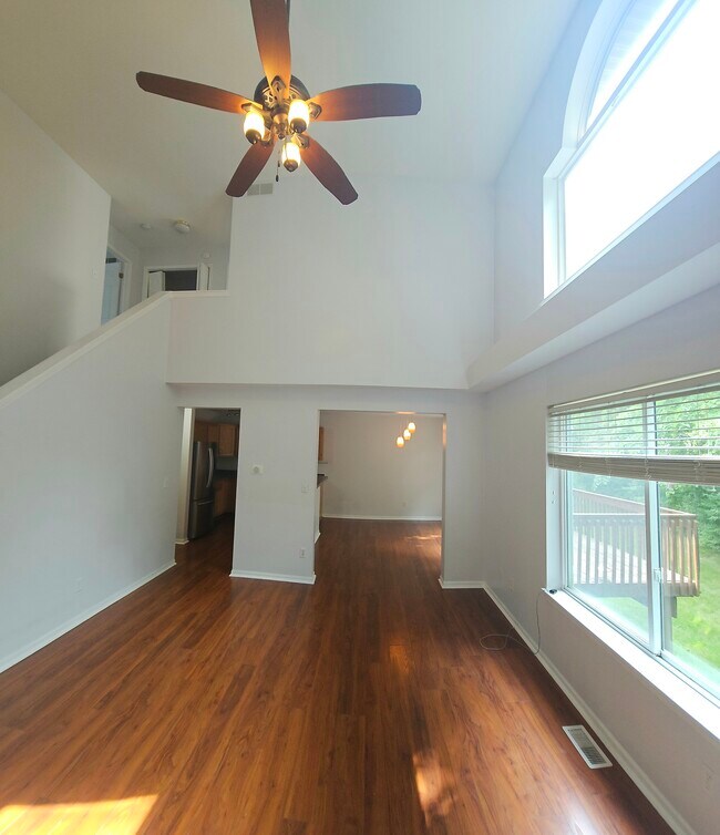 Building Photo - 3910 Old Elm Dr SE