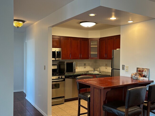 Building Photo - 2000 Linwood Ave