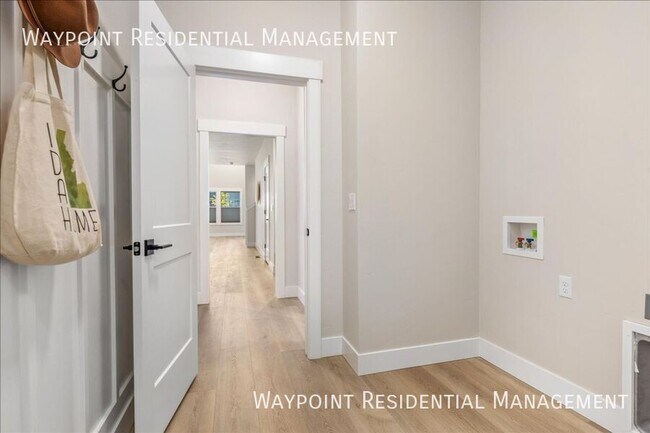 Building Photo - 1704 E Cutgrass Ln