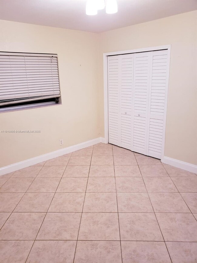 Building Photo - 1031 N 16th Ct