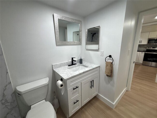Building Photo - 4725 Cove Cir