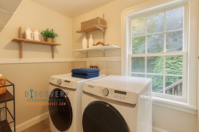 Building Photo - Upper Rockridge 3 Bedroom Home Coming Soon!