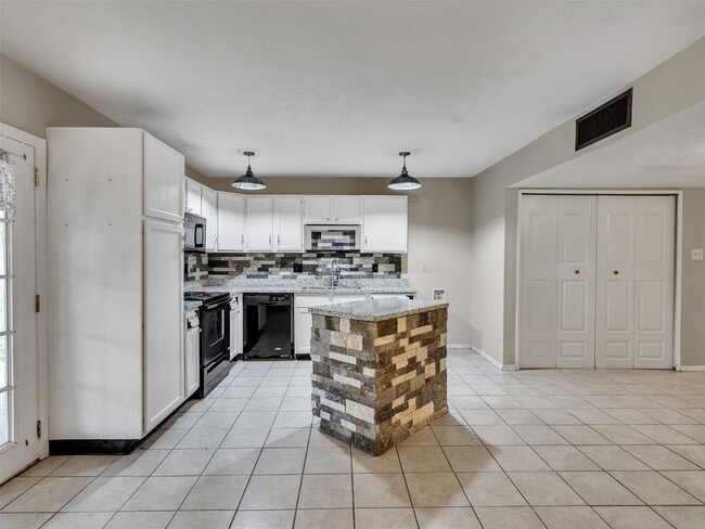 Building Photo - 17323 Glenpatti Dr