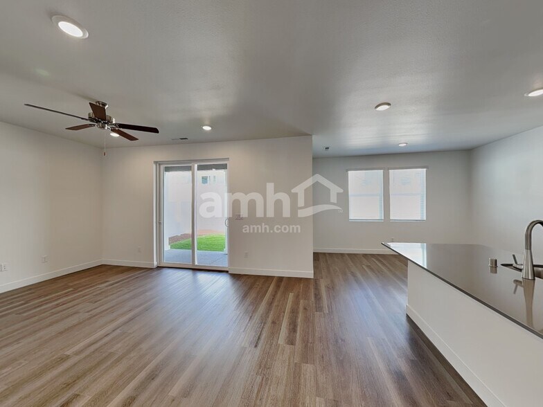 Building Photo - 4751 85th Dr NE