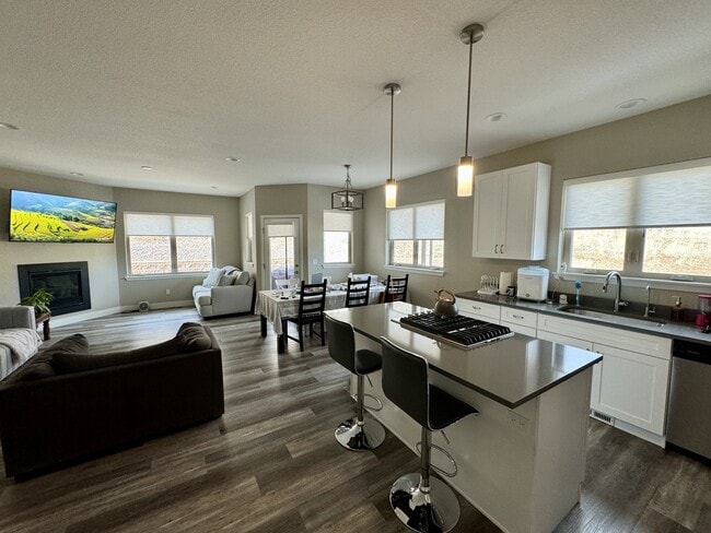 Building Photo - 6859 Surrey Trail