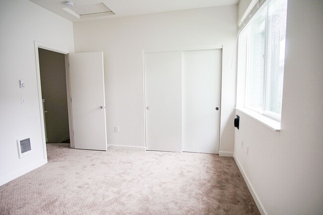 Building Photo - Rare 3 Bed, 2 Bath Townhouse Ready Late Se...