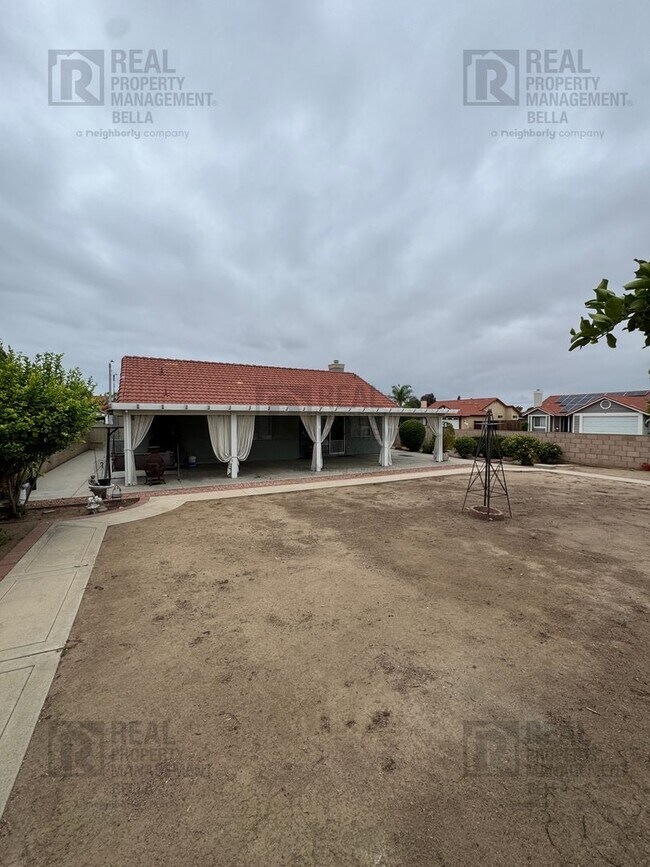 Building Photo - Corner-Lot Charmer with Open Layout and Sp...