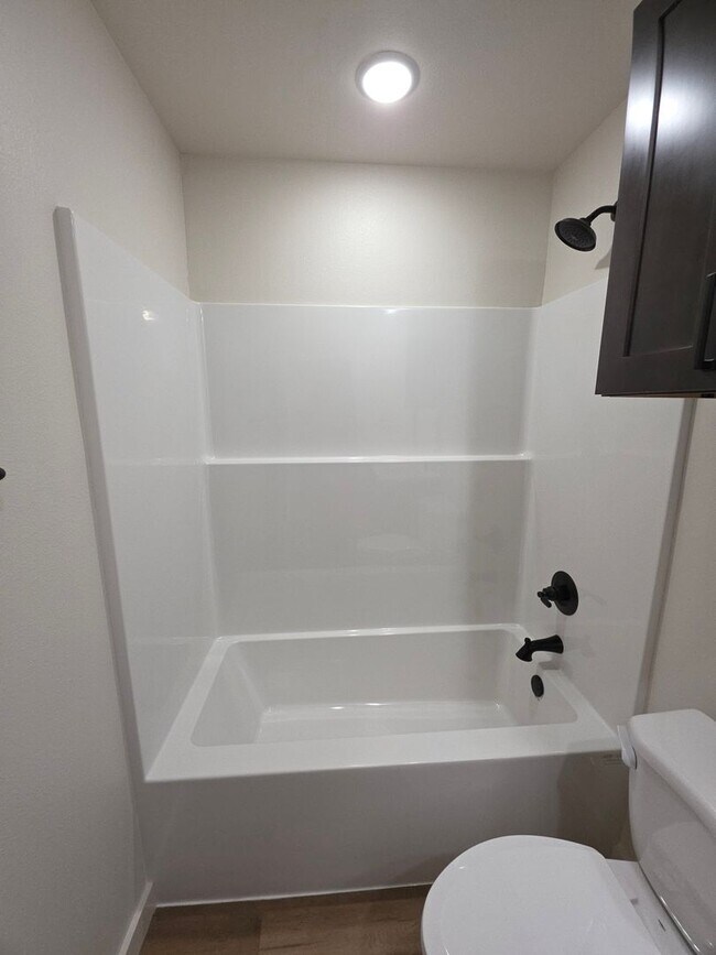 Building Photo - 703 W 12th St