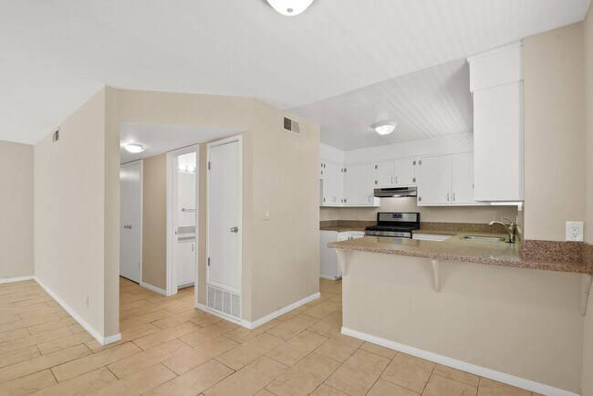 Building Photo - 129 N Cabrillo Ave