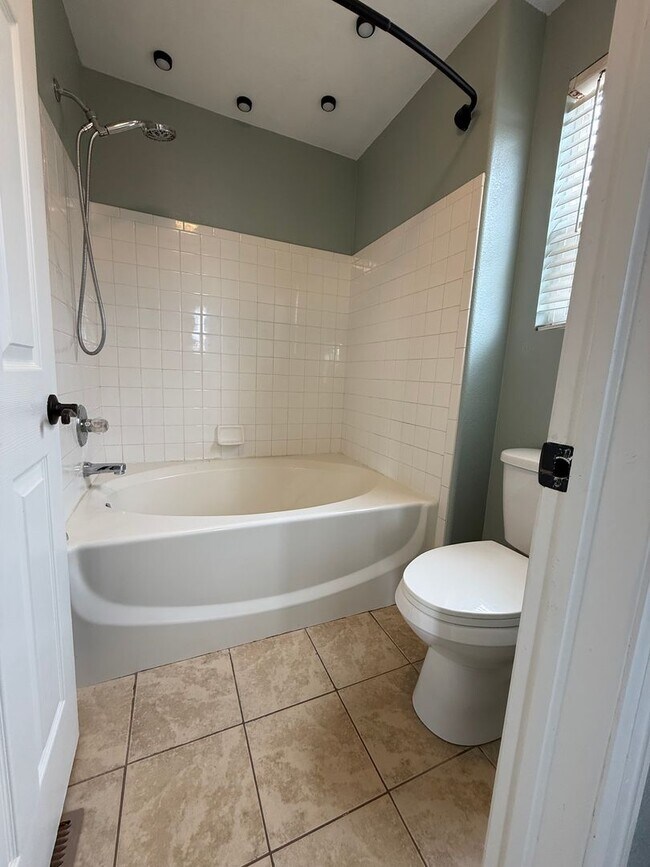 Building Photo - Beautiful 3 Bed / 3 Bath Home in Desirable D49!