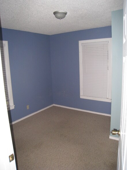 Building Photo - 1112 W 4th St