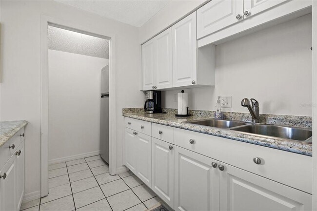 Building Photo - 4215 E Bay Dr
