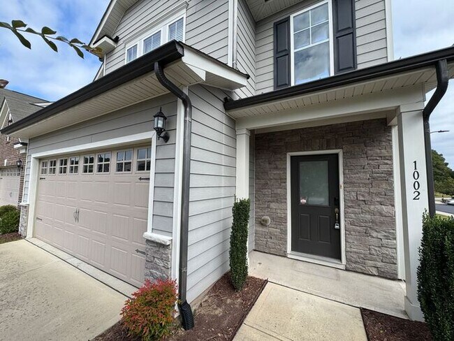 Building Photo - Like new 3 Bedroom townhouse with 2 car ga...