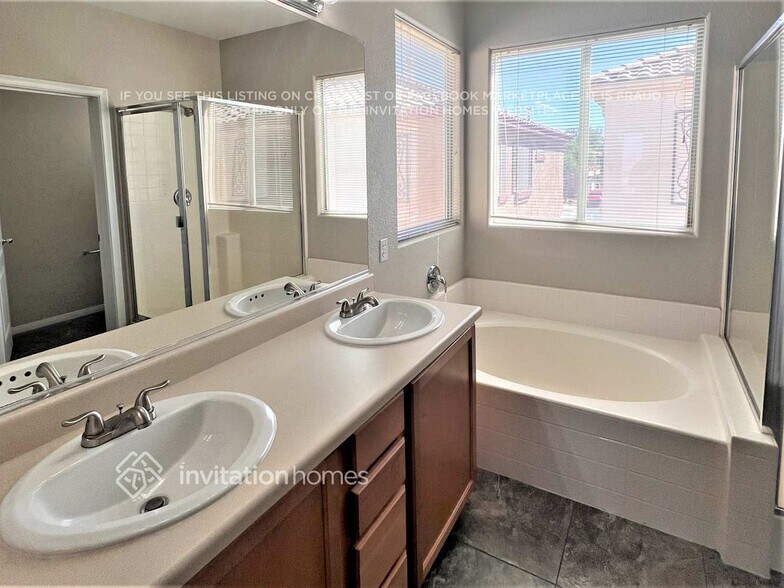 Building Photo - 708 Emerald Idol Pl