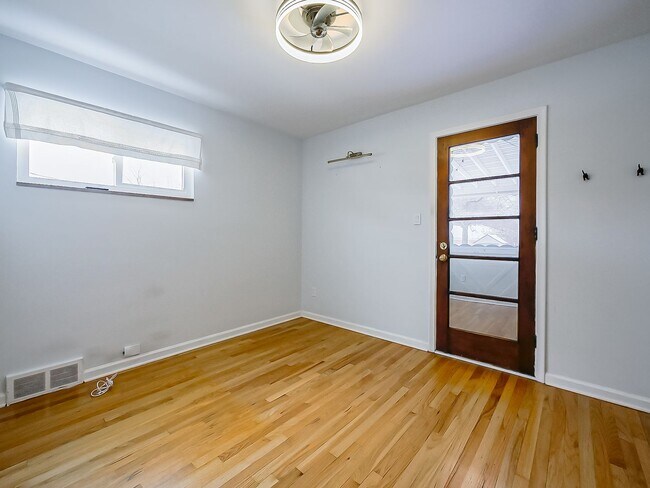 Building Photo - AVAILABLE NOW! Spacious 4-Bed Gem in the Heart of Clawson!