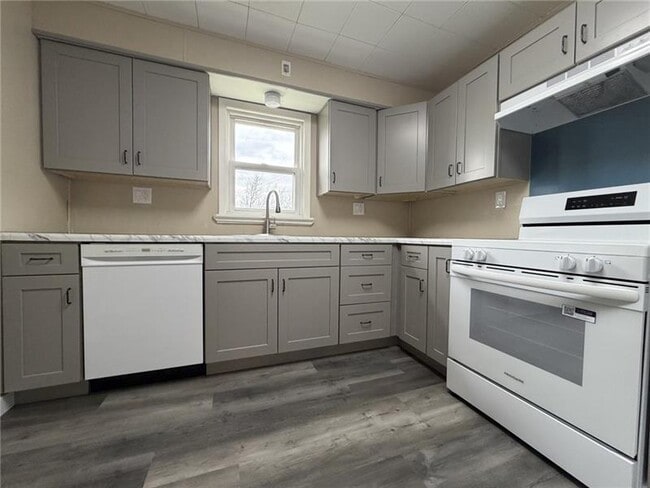 Building Photo - 1154 Eisenhower Dr