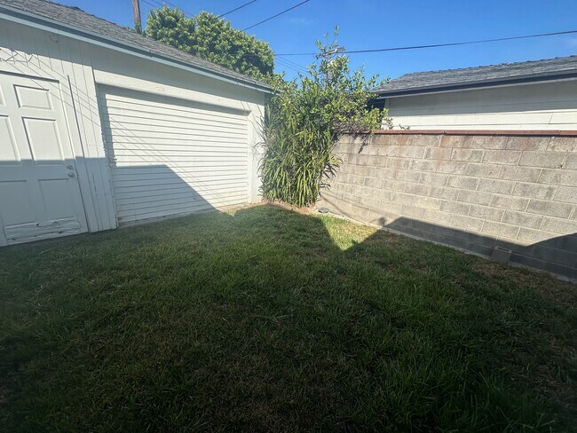 Building Photo - 3169 S Bentley Ave