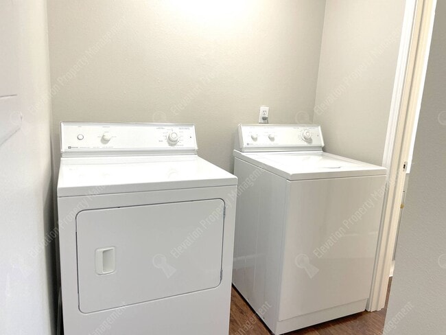 Building Photo - Recently-renovated 2 BR duplex in Redmond ...