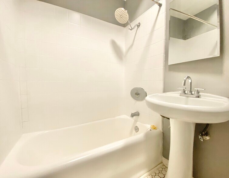 Building Photo - 854 S Oxford Ave