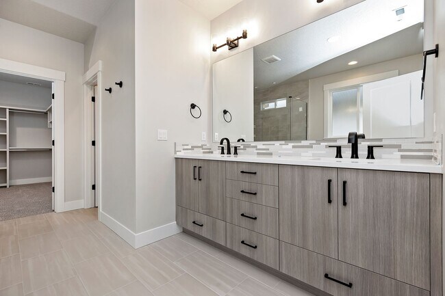 Building Photo - Luxury 5 Bed, 3 Bath home with over 3,000 sq. ft.