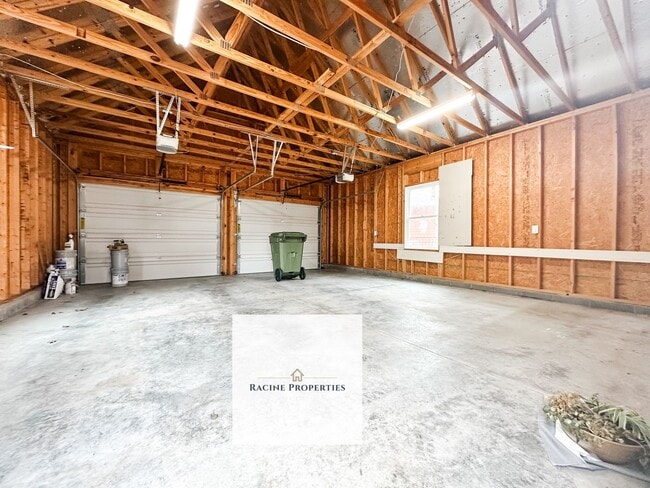 Building Photo - Property Available in the Very Popular -- ...