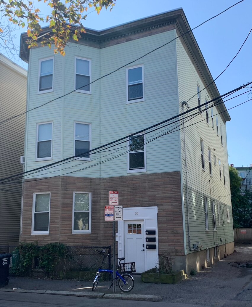 Building Photo - 10 Clary St