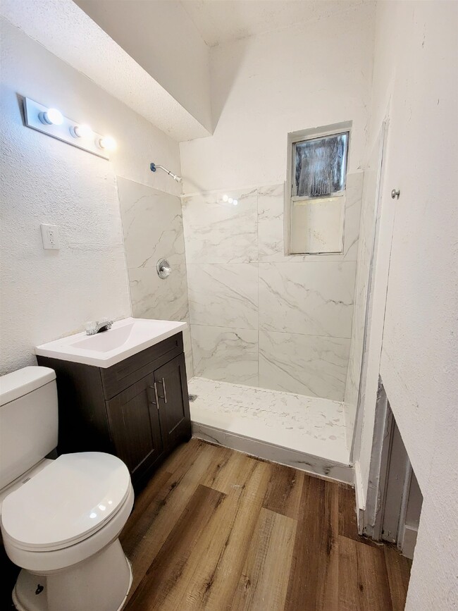 Building Photo - 906 N Veterans Dr