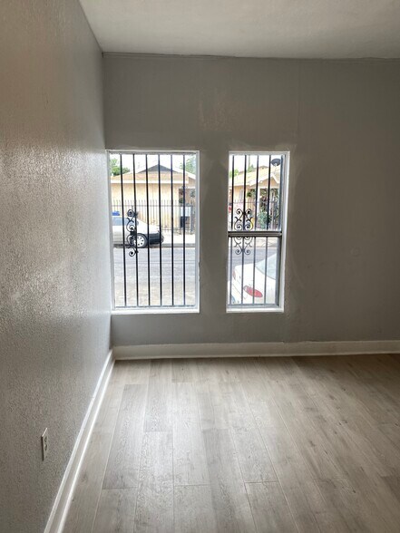 Building Photo - 813 W 43rd St