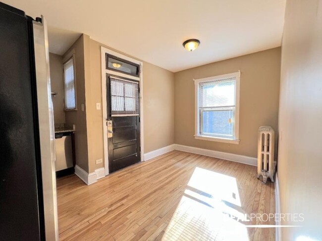 Building Photo - 1 bedroom in CHICAGO IL 60625