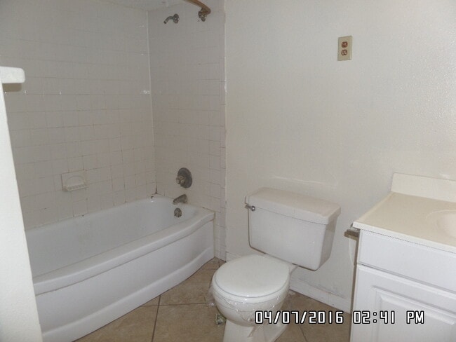 Building Photo - WELCOME HOME!   Cozy Orange City Home on A...