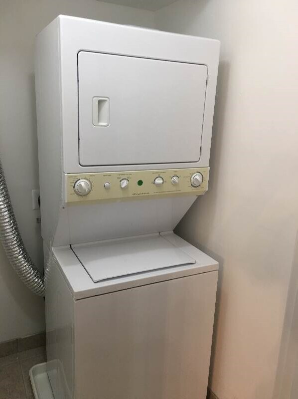 Building Photo - 6310 Hil-Mar Dr