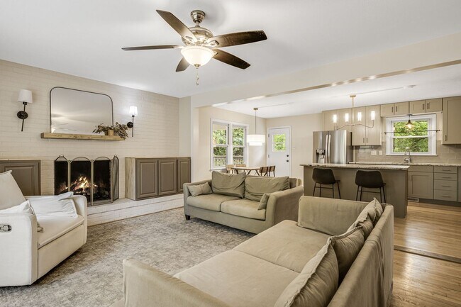 Building Photo - Royal Pines Gem with Private Fenced Yard