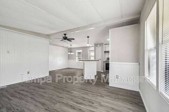 Building Photo - 201 Country Ln