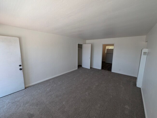 Building Photo - 2-Bedroom Walkup Near Highland Hospital