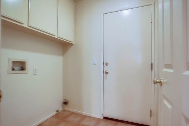 Building Photo - Available Now!! Spacious 4 Bedroom Plus a ...