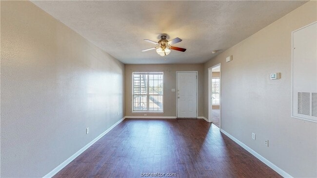 Building Photo - 1509 Hollowhill Drive Unit A