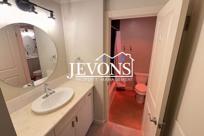 Building Photo - Available Now - 2BR/1.5BA Condo in Kirkland