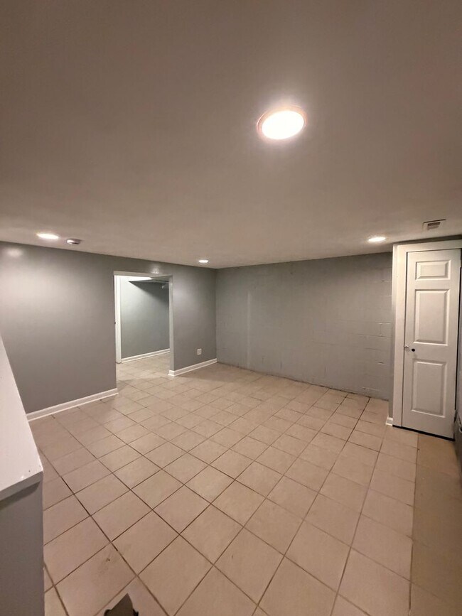 Building Photo - 710 Sequoia Dr