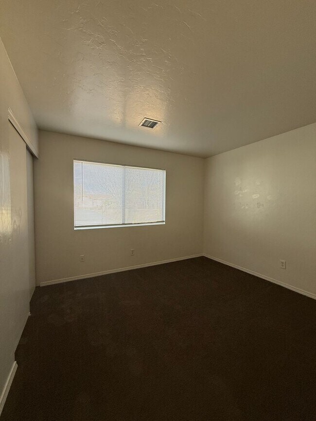 Building Photo - 8372 E Lakeshore Dr