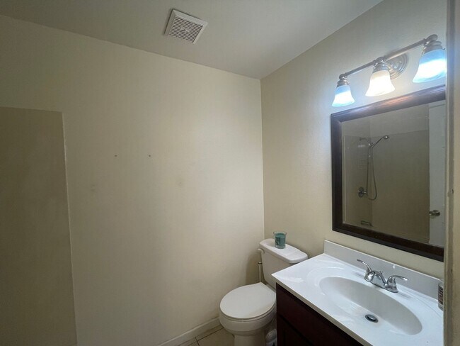 Building Photo - Ideal 4br/2ba single story with chefs kitchen