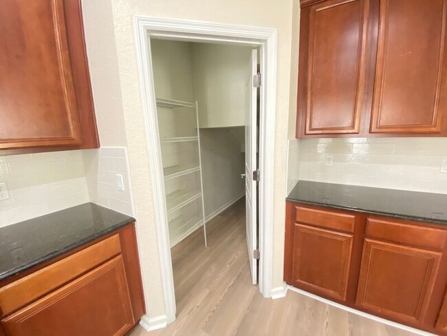 Building Photo - 12856 Salomon Cove Dr