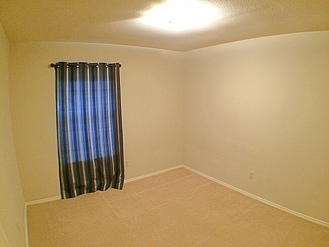 Building Photo - Charming 4 Bedroom 2.5 Bath Home In RISD!