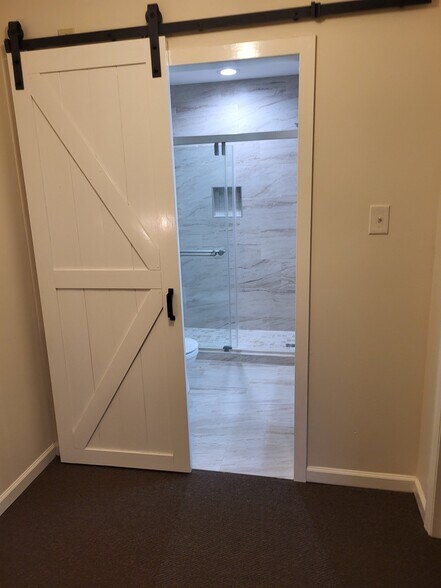 Building Photo - 1860 Lowe St