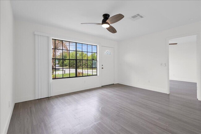 Building Photo - 841 NW Riverside Dr