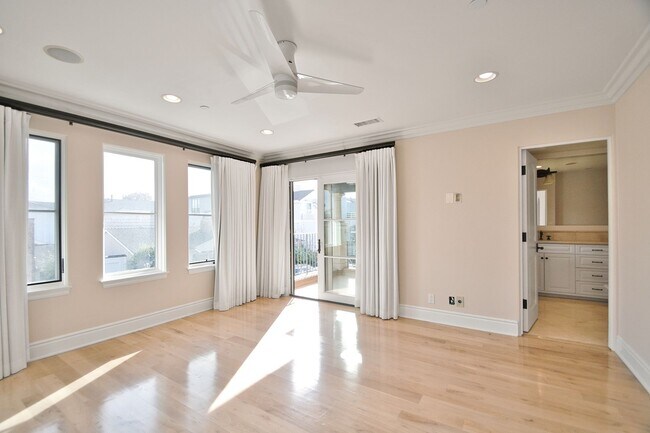 Building Photo - 3 Bed 3.5 Bath Town Home For Lease - Walk to Beach