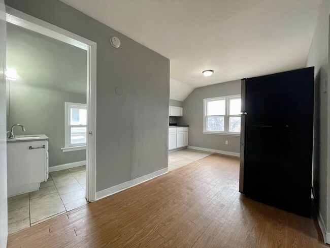 Building Photo - 98 Manitoba Ave W